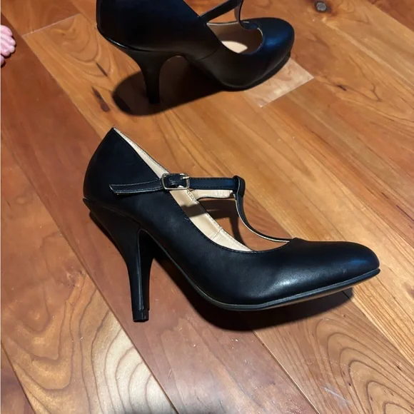 Journee Collection Black T-Strap Heels - Picture 4 of 7